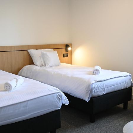 Hotel Parrot Raszyn Buitenkant foto