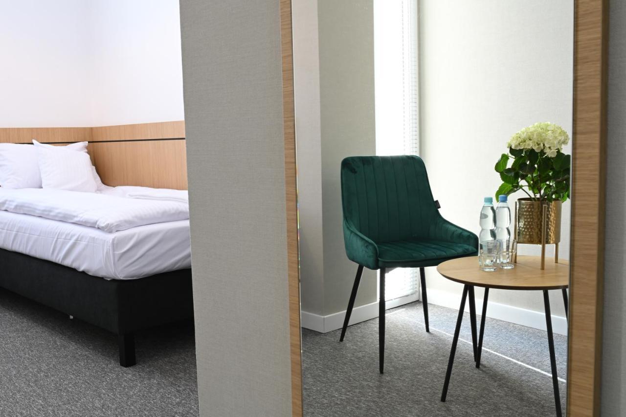 Hotel Parrot Raszyn Buitenkant foto
