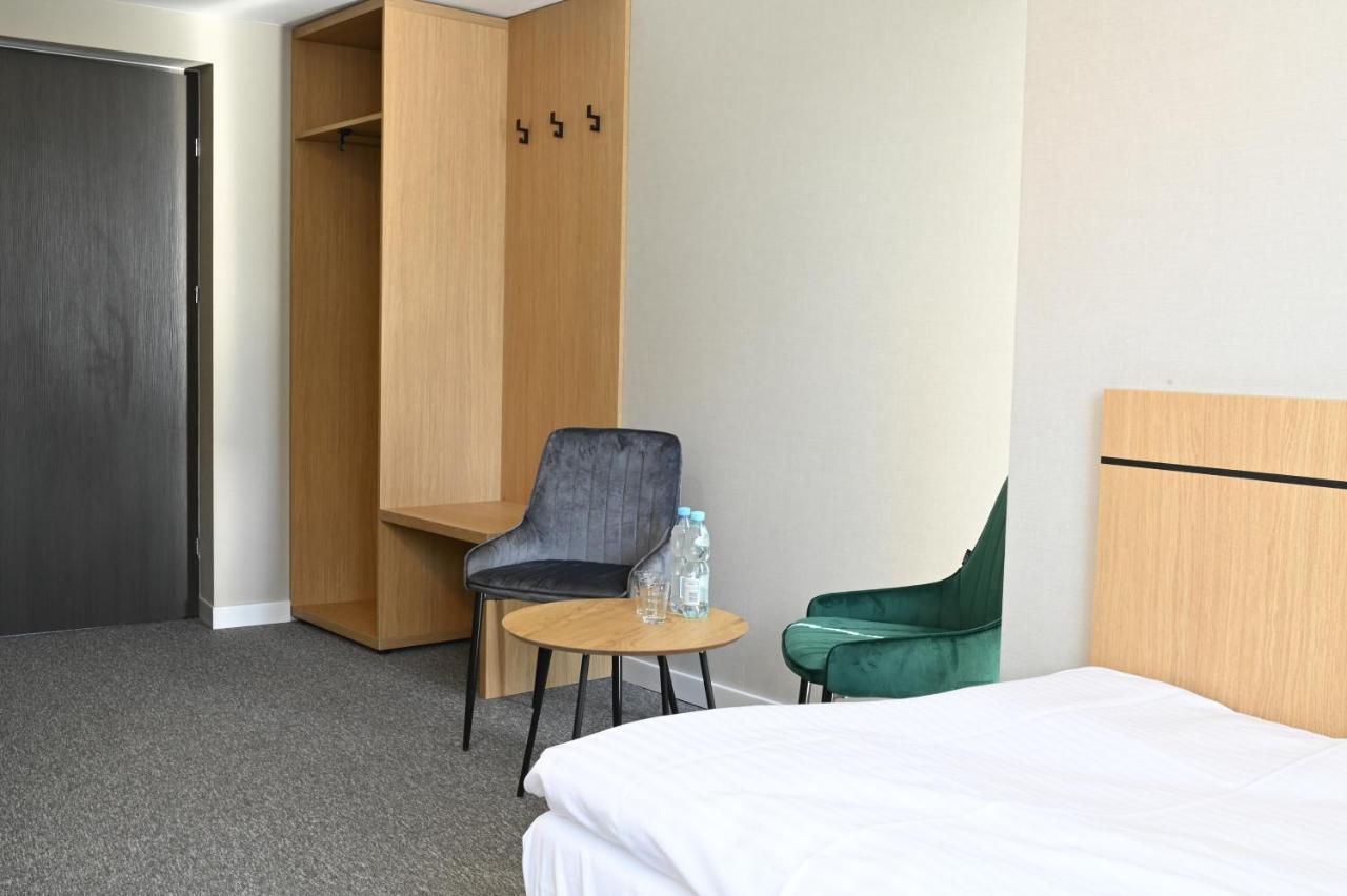 Hotel Parrot Raszyn Buitenkant foto