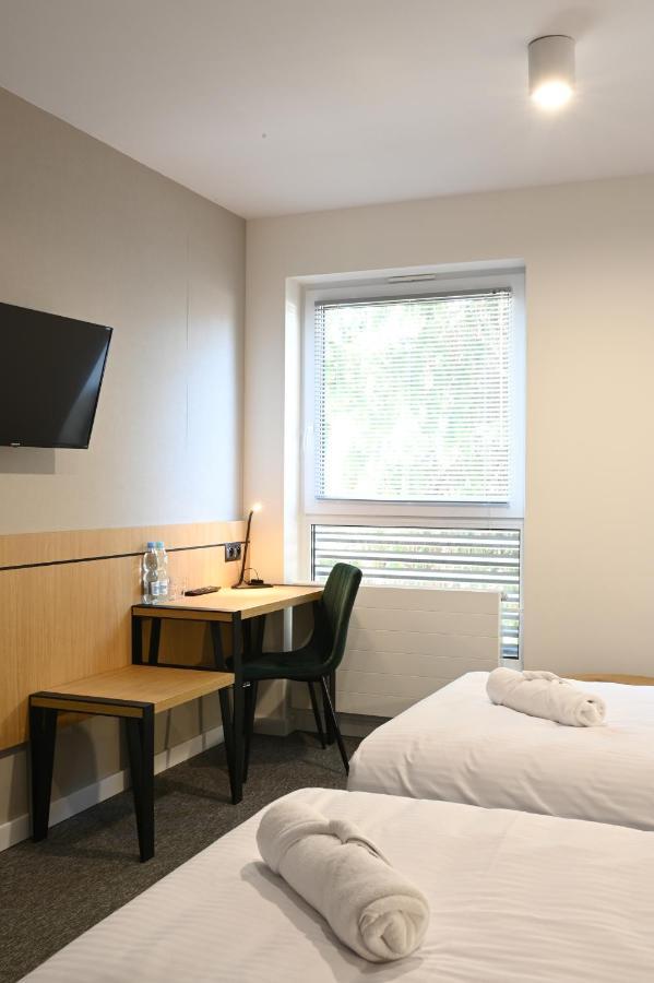 Hotel Parrot Raszyn Buitenkant foto