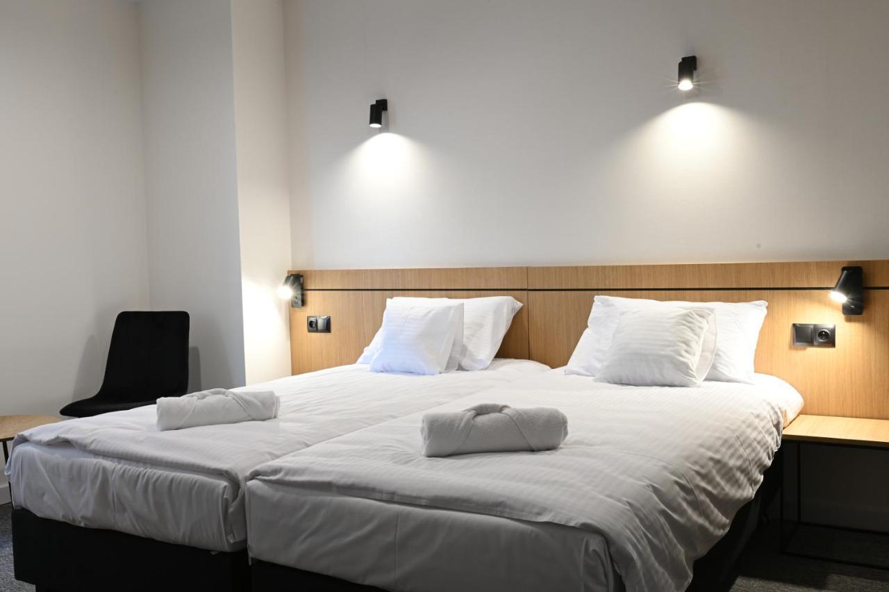 Hotel Parrot Raszyn Buitenkant foto