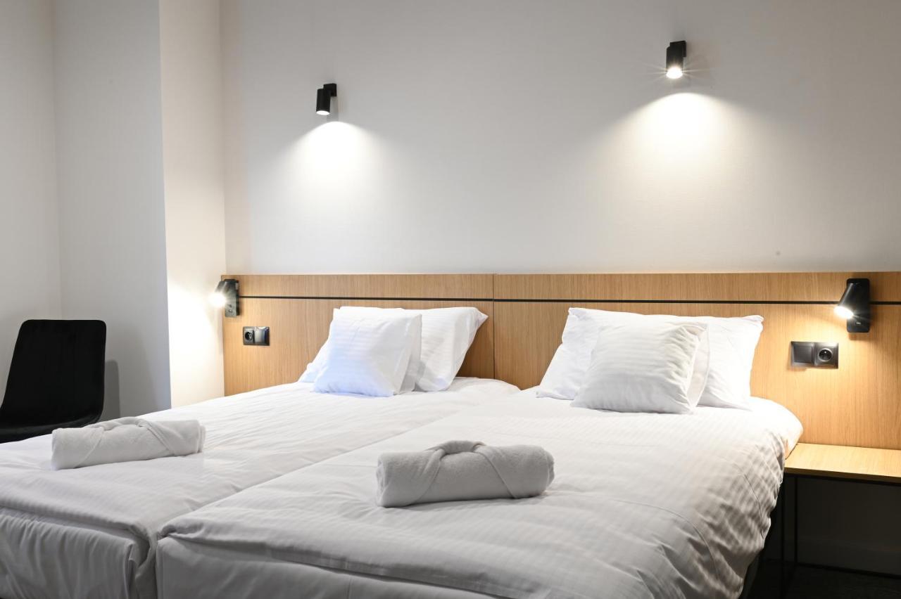 Hotel Parrot Raszyn Buitenkant foto