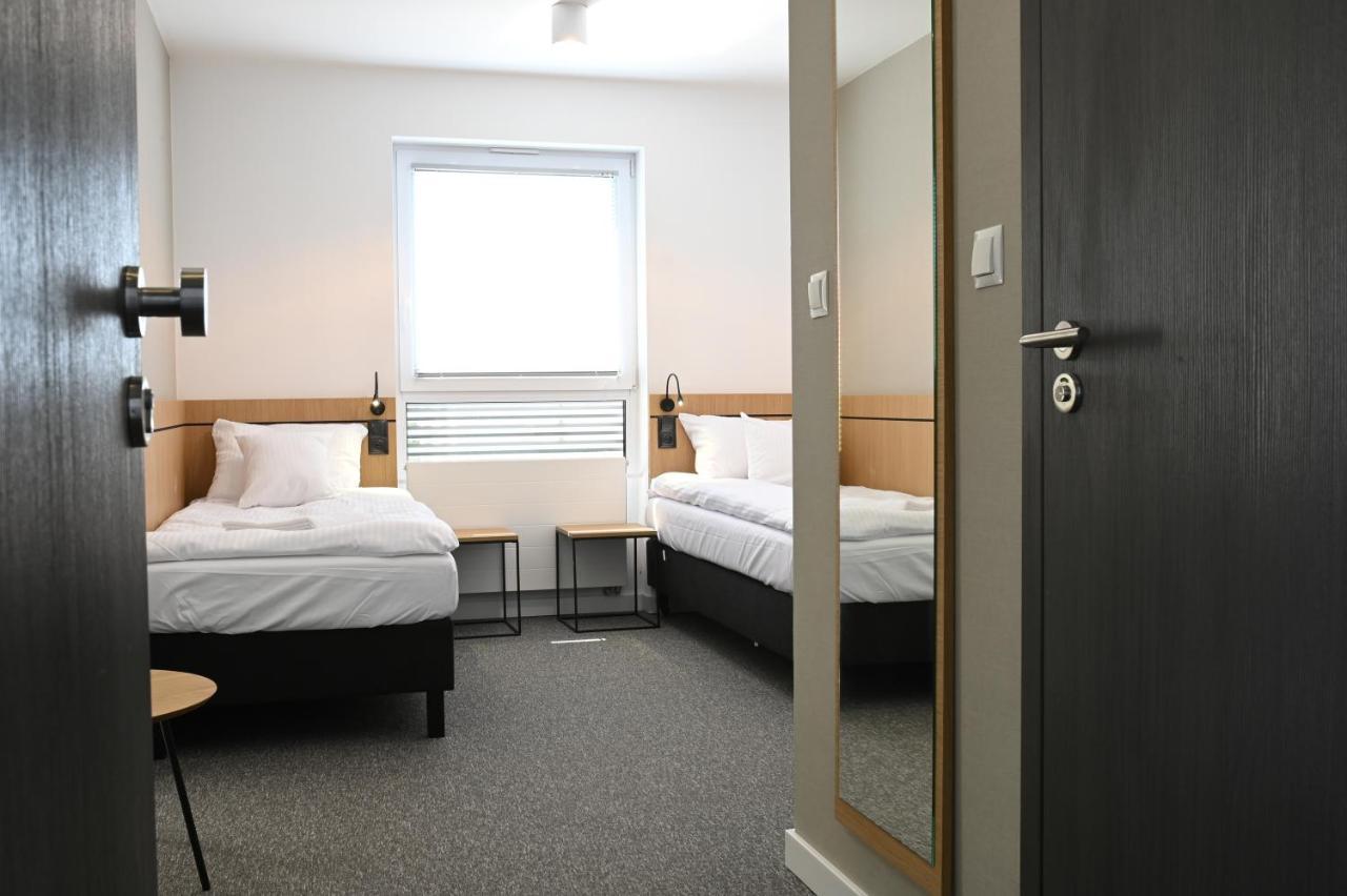 Hotel Parrot Raszyn Buitenkant foto