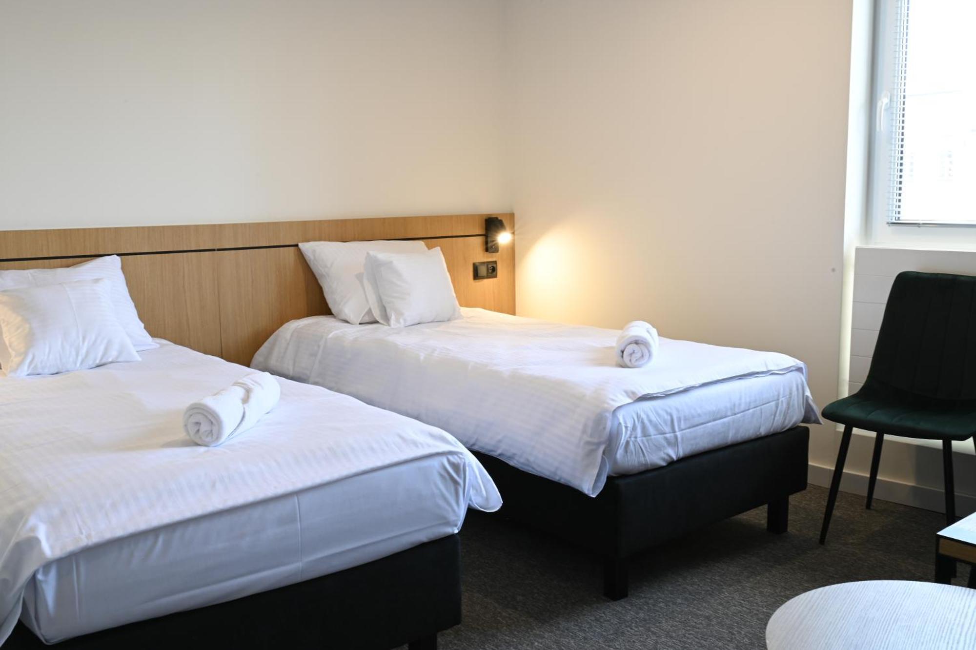 Hotel Parrot Raszyn Buitenkant foto